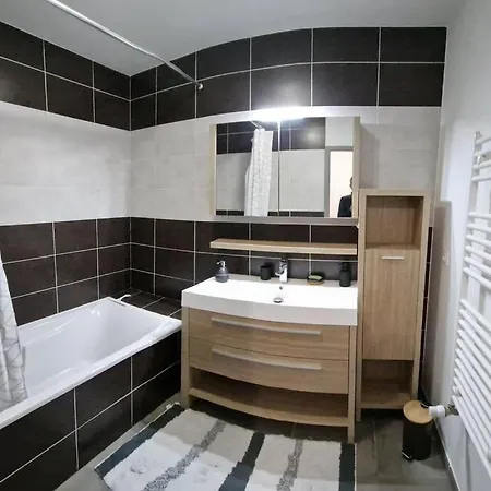 Logement 6 Personnes Au Coeur Du Village D'aime. Apartment *